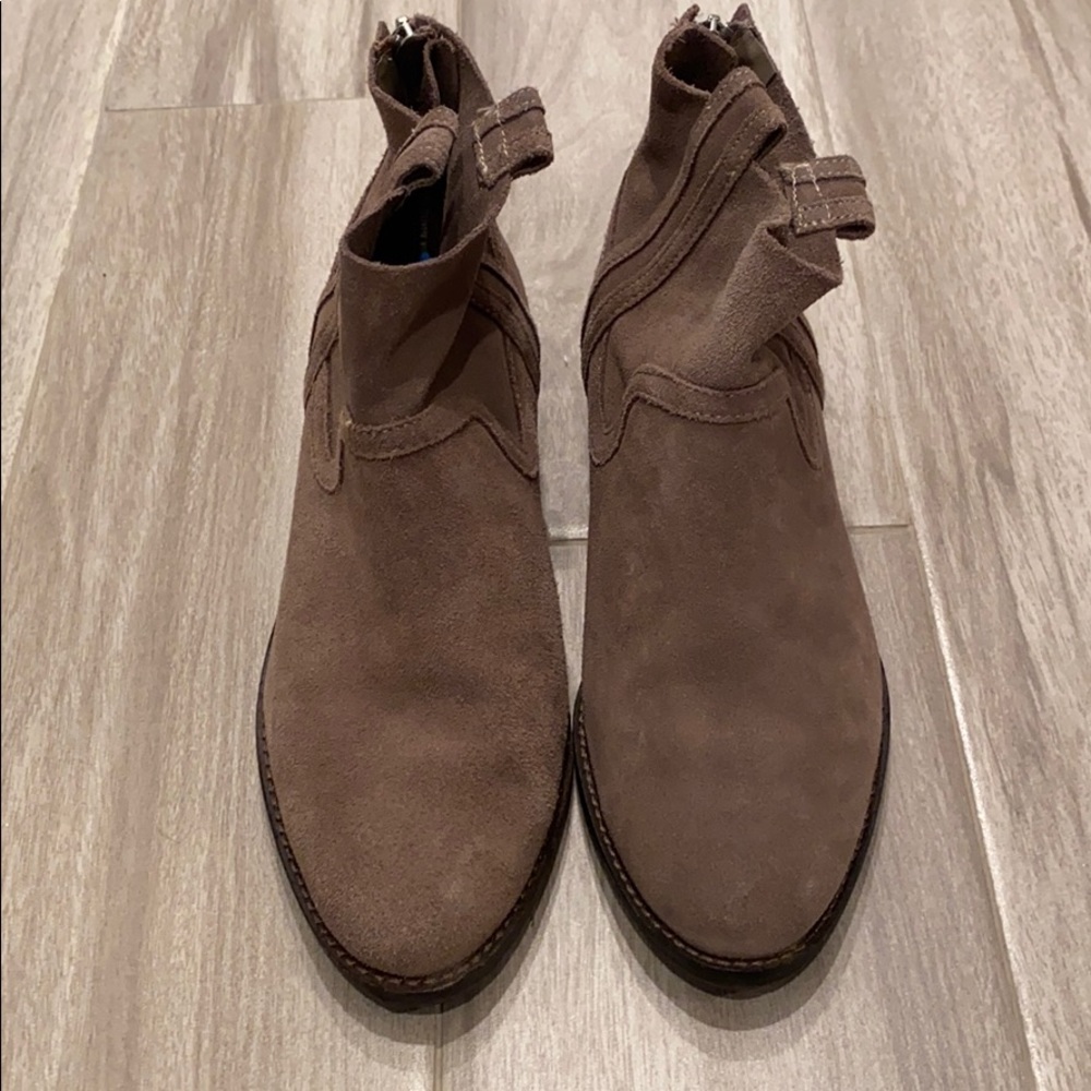 Size 71/2 DV light brown suede booties